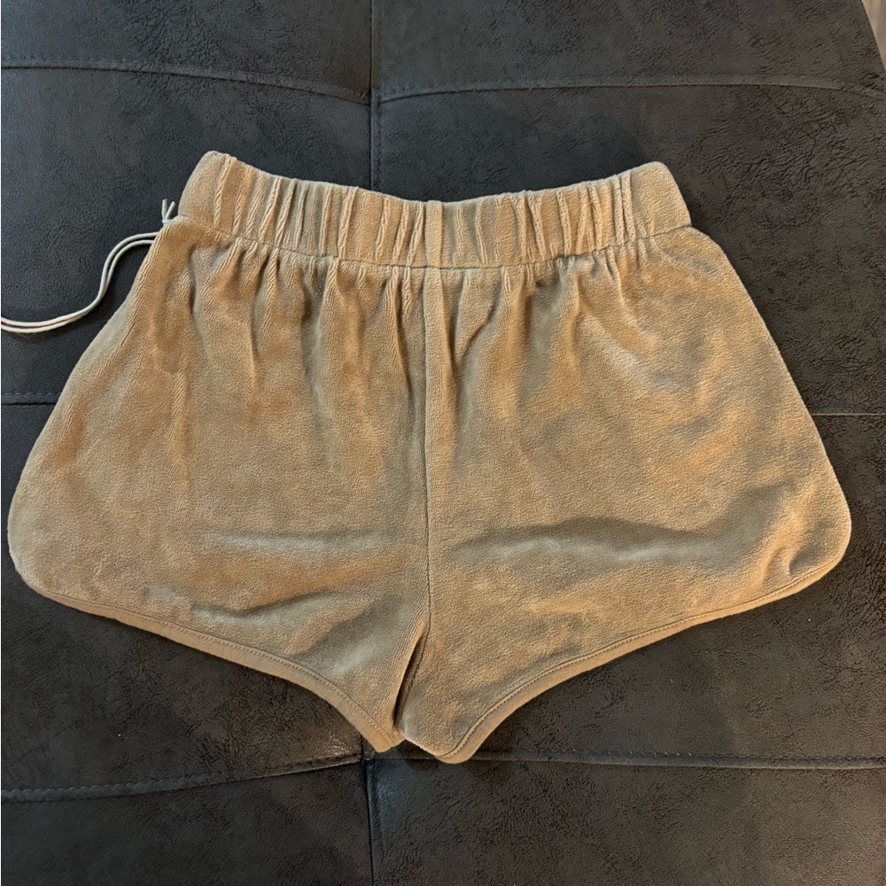 Essentials Shorts - Picture 3 of 4
